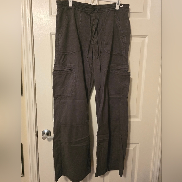 American Eagle High Waisted Gray Cargo Pants - Picture 1 of 2